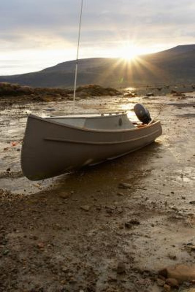 How to Hook Up a Fuel Tank to an Outboard Motor